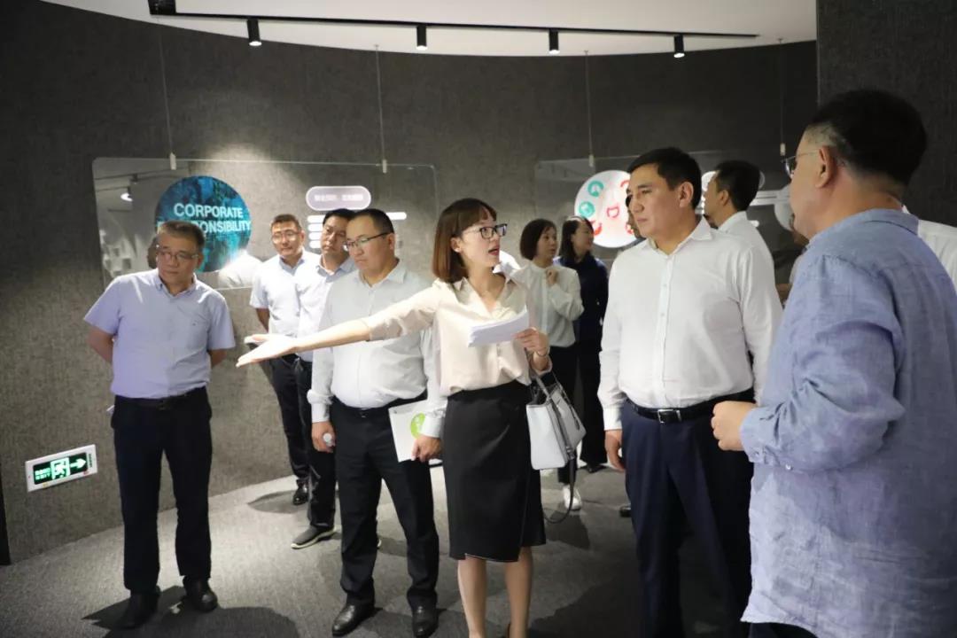 为代表团介绍oety欧亿体育的菌株采集.jpg